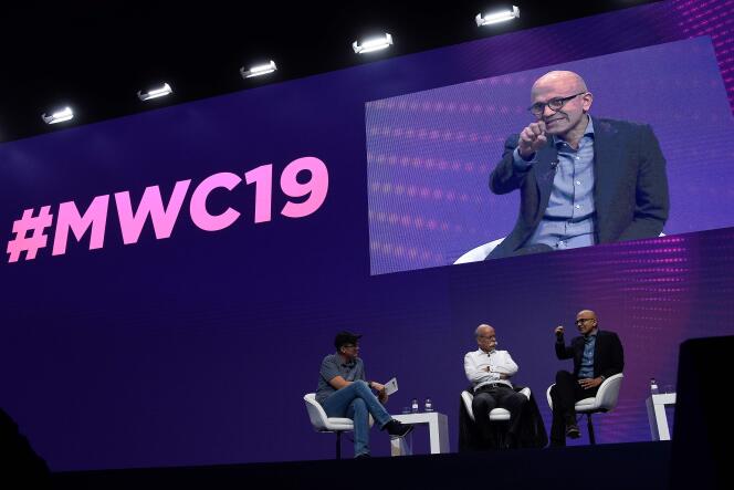 Satya Nadella (à droite), PDG de Microsoft, et Dieter Zetsche (au centre), président de Daimler, au Mobile World Congress 2019, à Barcelone, le 25 février.