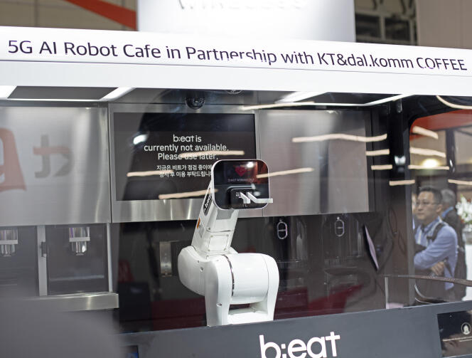 Ce robot serveur de café carbure … à la 5G.