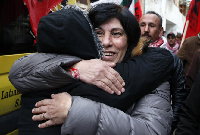 Khalida Jarrar prend dans ses bras une autre militante, après sa libération d’une prison israélienne, le 28 février à Naplouse (Palestine).