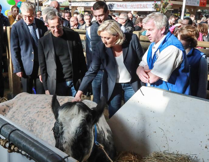 Marine Le Pen En Campagne Contre Macron Au Salon De L Agriculture