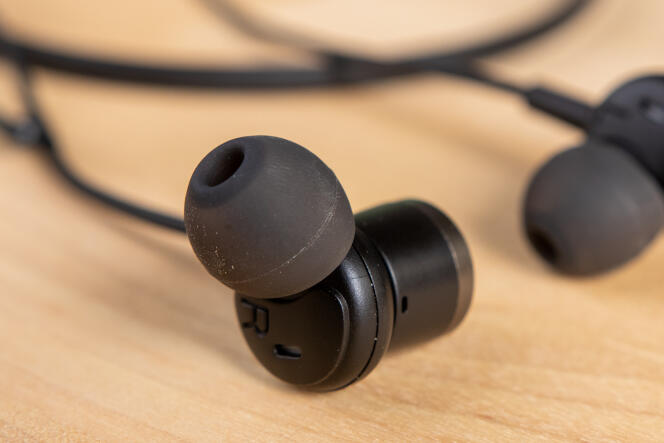 Les écouteurs de TaoTronics ont des embouts standards (disponibles en trois tailles). Des brides en caoutchouc sont également proposées pour permettre de maintenir les écouteurs en place dans vos oreilles.