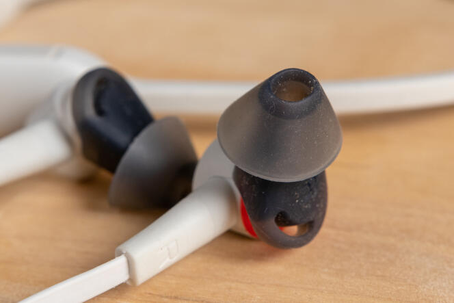 Plantronics fournit trois jeux d’embouts en caoutchouc de tailles différentes pour assurer une isolation correcte sans avoir à enfoncer l’écouteur au fond de l’oreille.
