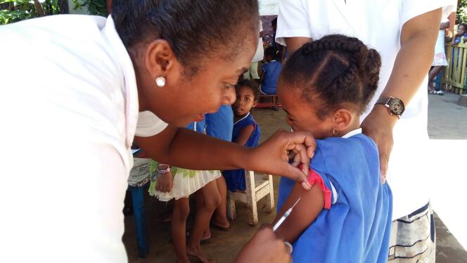 Vaccinations contre la rougeole au collège privé Notre-Dame de Diego-Suarez, dans le nord de Madagascar, le 23 février 2019.