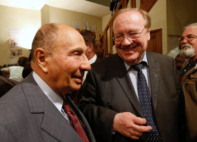 Serge Dassault et Jean-Pierre Bechter, lors d’une réunion de campagne, à Corbeil-Essonnes, en mars 2014.