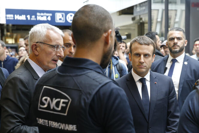 Le président de la République, Emmanuel Macron (à droite), aux côtés du patron de la SNCF, Guillaume Pepy, à la gare Montparnasse, à Paris, le 1er juillet 2017.