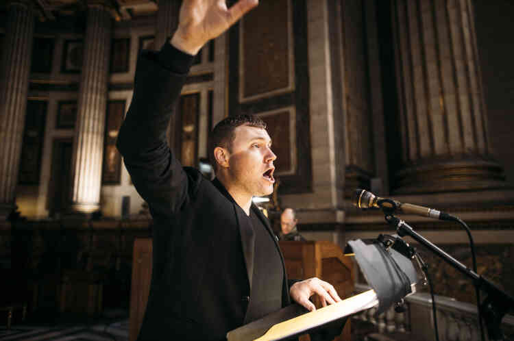 Michael François, chantre en l’église de la Madeleine, se prend au jeu. Le ténor trouve « décalé mais amusant » d’interpréter des chants liturgiques remastérisés à la Johnny.