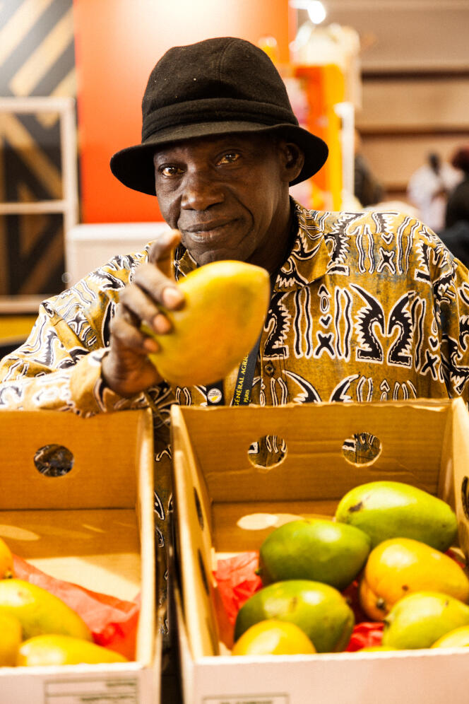 Moctar Diara, agriculteur malien de 70 ans, cultive des mangues dans la région de Koulikoro. En 2019, il participe à sa cinquième édition du Salon de l'agriculture.