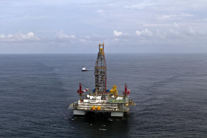 Une plateforme de forage offshore de la compagnie Tullow Oil au large des côtes de la Guyane française, en septembre 2011.