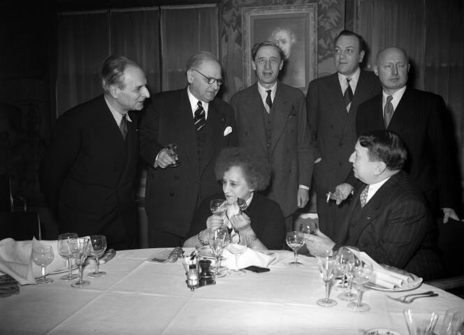 La présidente de l’académie Goncourt, Colette, entourée des membres du jury, chez Drouant, en 1950.