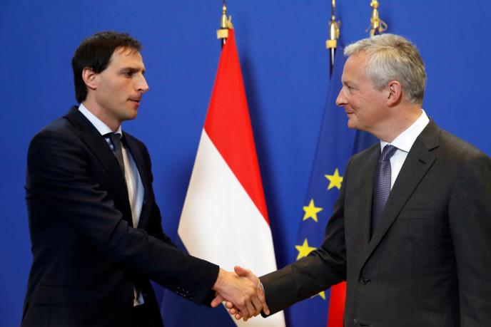 Wopke Hoekstra, ministre des finances néerlandais, serre la main de son homologue français, Bruno Le Maire, à l’issue d’une conférence de presse conjointe tenue au ministère des finances à Paris, le vendredi 1er mars.