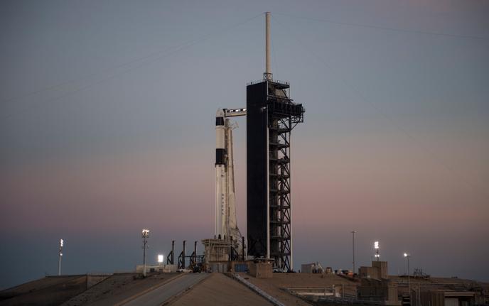Une fusée SpaceX Falcon 9 avec le vaisseau spatial Crew Dragon, après avoir été levée en position verticale sur la rampe de lancement, le jeudi 28 février 2019 au Centre spatial Kennedy, en Floride.