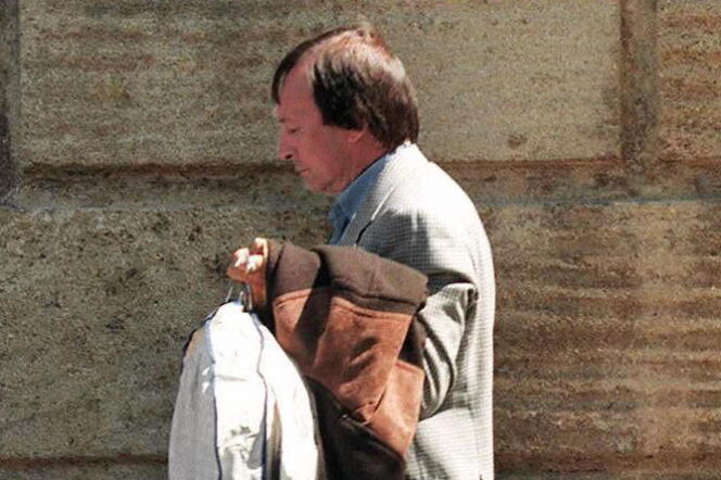 Marc Fratani,  ancien attaché parlementaire de Bernard Tapie, lui apporte des vêtements,  le 14 avril 1997, à la prison des Baumettes.