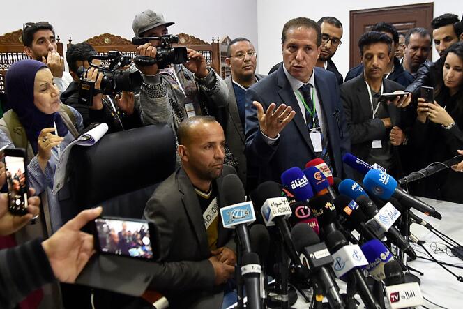 Un homme présenté comme le cousin de Rachid Nekkaz et portant le même nom que l’homme d’affaires répond à la presse après avoir déposé sa candidature à la présidentielle algérienne, le 3 mars.
