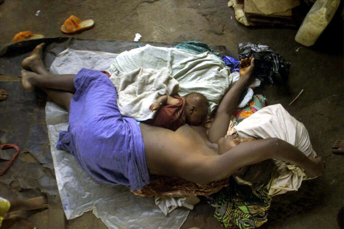 Fatmata Conteh, Sierra-Léonaise, se repose dans le camp de réfugiés de Cline avec son bébé de six semaines nommé Fonteshay , le 12 mai 2000.