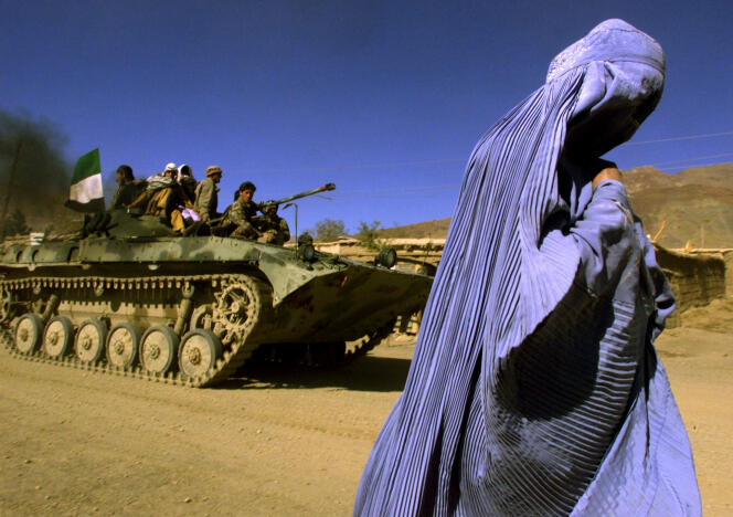 Un Afghane porte la burqa, à soixante kilomètres au nord de Kaboul, le 4 novembre 2001.