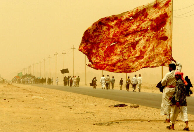 Sur la route de Kerbala avec des pélerins chiites qui viennent célébrer l’Achoura, le 19 avril 2003.