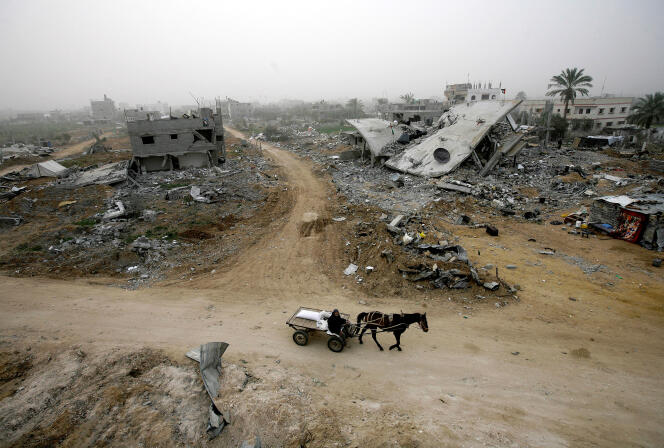 Un Palestinien erre au milieu des décombres du village de  Mughraq, détruit par trois semaines d’offensive israélienne dans la bande de Gaza, le 24 janvier 2009.