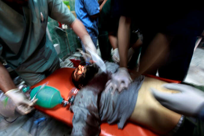 Un combattant du régime de Kadhafi se fait soigner en urgence dans l’hôpital libyen d’Ajdabiyah, le 16 avril 2011. Il meurt quelques instants après la photographie.