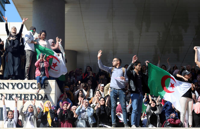 Des étudiants devant l’université d’Alger, dimanche 3 mars.