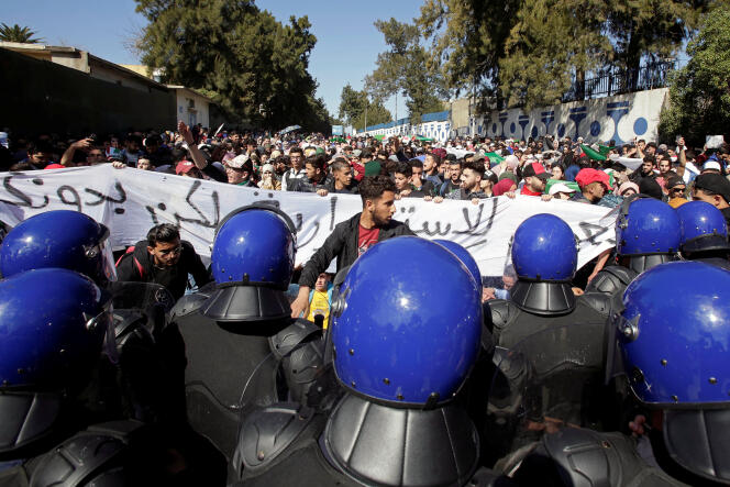 Face-à-face tendu entre les manifestants et les forces de l’ordre à Alger, dimanche 3 mars.