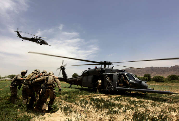 Des militaires américains évacuent un de leur collègues blessés dans la province de Kandahar, dans le sud de l’Afghanistan, le 11 mai 2010.