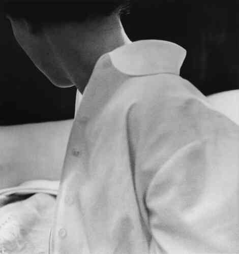 « Très belle et délicate image que René Groebli a pris de sa femme durant leur voyage de noces, en 1953. On pourrait presque entendre en double fond de cette image la description toute en finesse que fait Gustave Flaubert du visage d’Emma Bovary – portrait ici justement absent. »