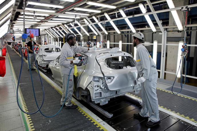 Ligne de production de la Clio IV de Renault, à l’usine de Flins (Yvelines), en février 2017.