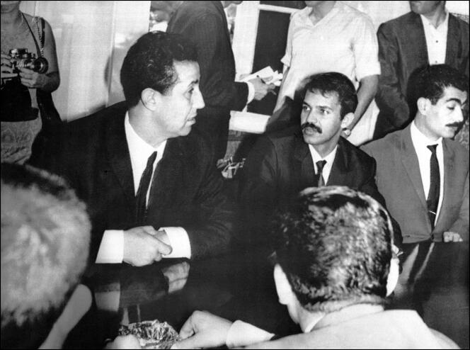 Le président algérien Ahmed Ben Bella (à gauche) avec, à sa gauche, Abdelaziz Bouteflika, ministre des affaires étrangères, le 19 septembre 1963, à Alger, au cours de la présentation à la presse de la nouvelle équipe ministérielle.