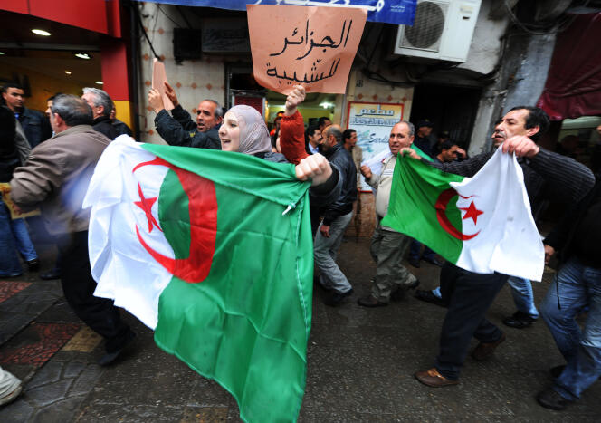 Les manifestants crient des slogans réclamant la fin immédiate du régime du président Abdelaziz Bouteflika, le 12 mars 2011, à Alger.