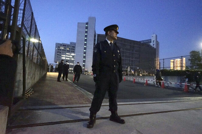 Un policier japonais, le 5 mars, devant le Centre de détention où est emprisonné Carlos Ghosn, à Tokyo.