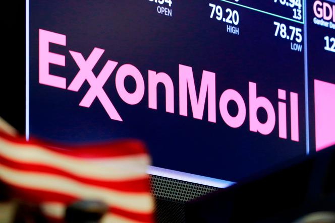 Logo de la compagnie pétrolière américaine ExxonMobil, sur un panneau d’affiche de la Bourse de New York, le 23 avril 2018.