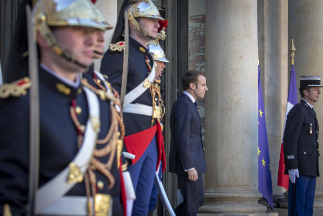 Emmanuel Macron, attendant l’arrivée de la chancelière allemande, Angela Merkel, le 27 février, au palais de l’Elysée.