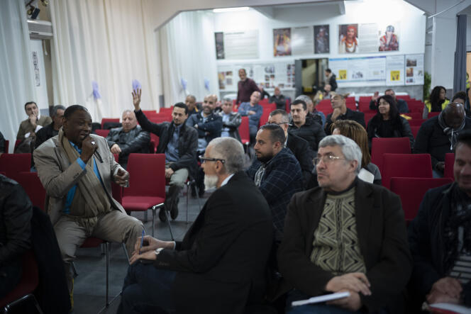 Lors du débat dans une salle associative de la mosquée El-Islah de Marseille, organisée par l’association Acrem et Amazigh, le 4 mars.