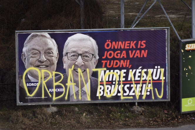 Une affiche du gouvernement contre le milliardaire George Soros et le président de la Commission européenne, Jean-Claude Juncker,  taguée « Orban, bandit »,  à Budapest,  le 26 février.  Pablo Gorondi/AP