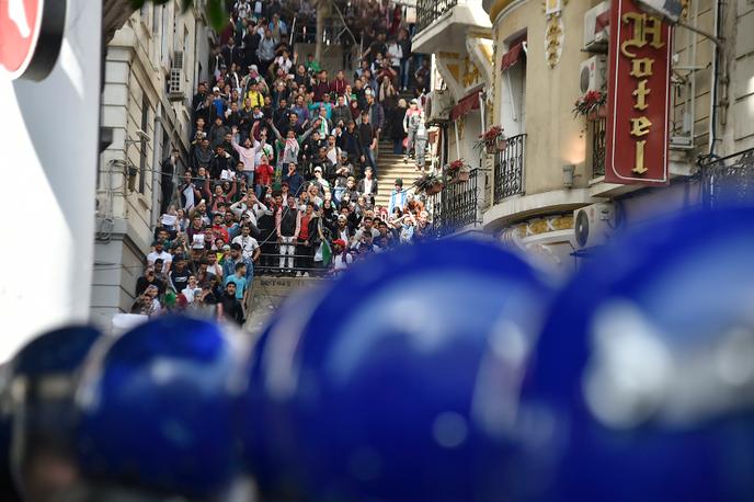 L Algerie Retient Son Souffle Avant Les Manifestations De Vendredi