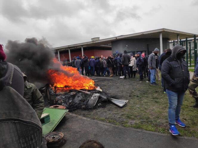 Une centaine de surveillants bloquent la maison centrale de Condé-sur-Sarthe, près d’Alençon (Normandie), le 6 mars 2019.