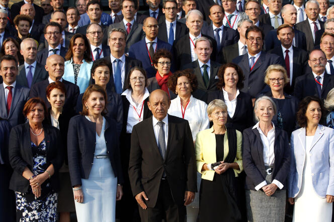 Le ministre des affaires étrangères Jean-Yves Le Drian (au centre) pose avec les ambassadeurs et ambassadrices réunis pour leur conférence annuelle, le 29 août 2018 à Paris.