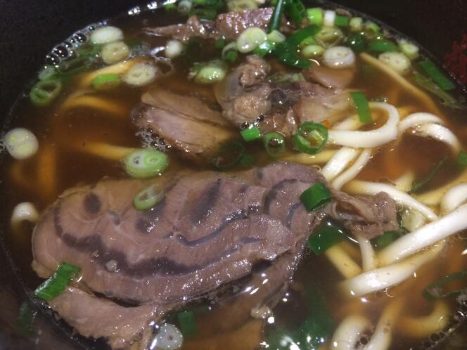 La « beef noodle soup » est la spécialité du restaurant Lin Dong Fang, du quartier de Zhongshan, à Taipei.