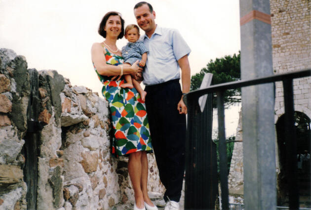 Elisabeth et Bernard Borrel avec l’un de leurs fils.