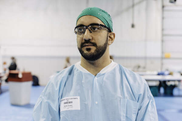 Rafil Ali, en dernière année d’études dentaires, fait partie des bénévoles du RAM (Remote Area Medical, Médecine en zone rurale), le 2 mars à Harrisonburg (Virginie).