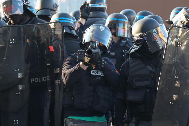 Un policier en civil muni d’un lanceur de balle de défense (LBD 40) lors de la manifestation des « gilets jaunes » à Paris, le 23 février.