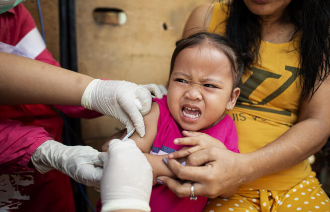 Séance de vaccination contre la rougeole, près de Manille, le 16 février.