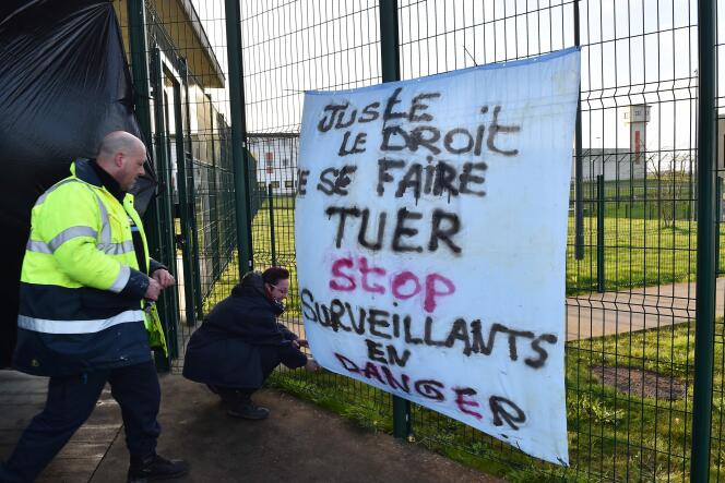 Les surveillants de la prison de Condé-sur-Sarthe sont mobilisés depuis mardi, à la suite d’une attaque terroriste dans l’établissement.