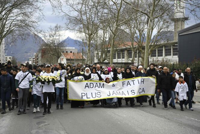 1 500 personnes se sont rassemblées à Grenoble, mercredi 6 mars, pour une marche silencieuse. JEAN-PIERRE CLATOT/AFP