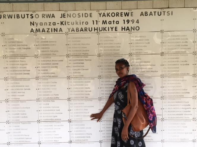 Yvonne Mukanubaha, rescapée du massacre de l’ETO en 1994, devant le mémorial de Nyanza où sont enterrés ses parents, en janvier 2019, à Kigali.