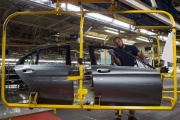 Un employé travaille sur les portes d’une Mercedes-Benz Classe C à l’usine Mercedes-Benz US International de Vance, en Alabama, le 8 juin 2017. 