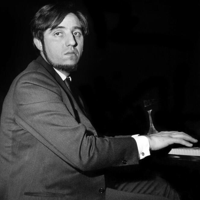 Le pianiste Jacques Loussier interprétant « Bach in jazz » pour la danseuse étoile Claude Bessy à l’Opéra-Comique, en décembre 1964.