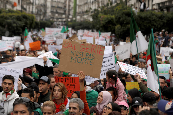 Lors d’une manifestation contre le président algérien Abdelaziz Bouteflika, à Alger, en Algérie, le 8 mars 2019.