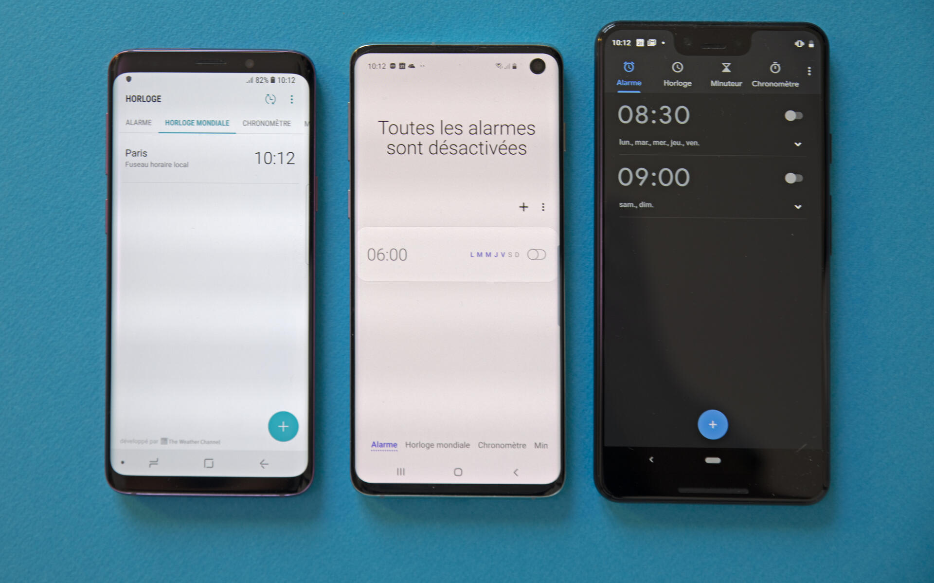 Au centre, l’application Horloge du S10 a rapatrié ses boutons au bas de l’écran. Ca n’est pas le cas sur le S9 (à gauche) ou le Pixel Phone (à droite).