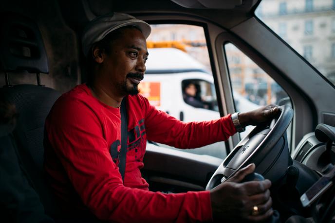 Yacine, un « juicer » de 39 ans, à bord de sa camionnette avec laquelle il récupère et recharge des trottinettes électriques.